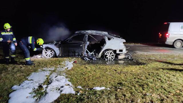 Der Pkw konnte rasch gelöscht werden. | Foto: FF Gföhl und privat K.B.