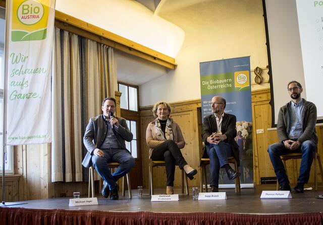 Im Rahmen der 4. Tiroler Bio-Bauerntage wurde diskutiert, wie unser Boden geschützt und wieder aufgebaut werden kann.  | Foto: Bio Austria
