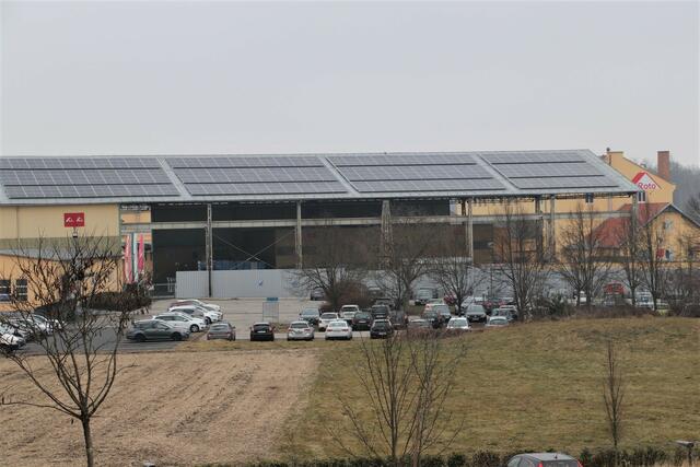 Das Dach der Krankhalle mit der PV-Anlsage | Foto: Edith Ertl