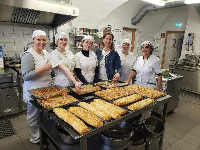 Kochen lernen, dabei Gutes tun und danach die selbst gemachten Strudel genießen können: Viele Schulen, Köchinnen und Köche und auch Privatpersonen haben bei der Aktion mitgemacht. Zum 93 Meter langen Chinakohlstrudel der Fachschulen haben auch die Schülerinnen und Schüler der Fachschule Burgstall in Wies ihr Scherflein beigetragen. | Foto: Privat