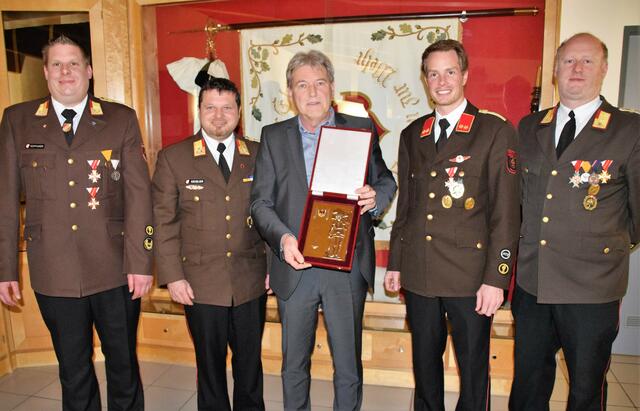 Verleihung der äußerst seltenen Floriani-Plakette: Kdt. Christoph Schipflinger, BFI Bernhard Geisler, Bgm. Helmut Berger, Kdt.-Stv. Christoph Hechenberger, AB-Kdt. Alexander Bachler (v. li.). | Foto: Roswitha Wörgötter
