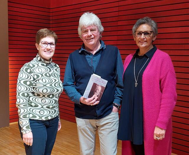 Der Enkel des 1. Vöcklabrucker Bürgermeisters nach dem 2. Weltkrieg, Günther Hauser, mit Vizebürgermeisterin Elisabeth Kölblinger und Kulturreferentin Karin Eidenberger | Foto: Stadtamt Vöcklabruck