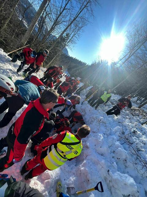 Einsatzkräfte suchen nach dem Verschütteten. | Foto: Bergrettung
