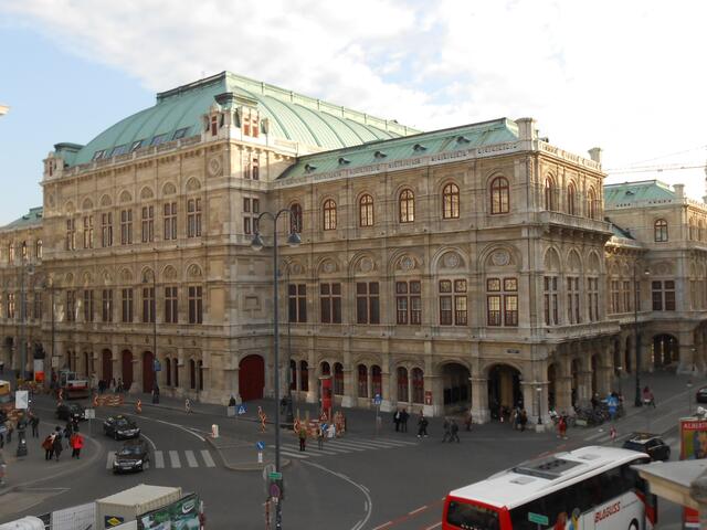 Morgen, am 16. Februar, geht der 65. Opernball in der Wiener Staatsoper über die Bühne. Der Ball der Bälle genießt größten Kultstatus, wird aber auch kritisiert, so zum Beispiel von LINKS. Diese Kleinpartei organisiert die Protest-Aktion "Punsch the Rich". | Foto: Hannelore Zibar