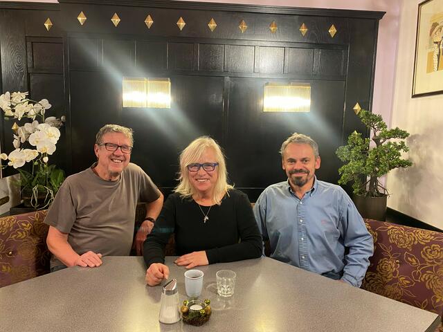 Momo Kreutz und die Alsergrunder Bezirksräte Norbert Doubek (links) und Richard Prack (rechts) haben einen eigenen Klub gegründet: "Damma wos".  | Foto: Damma wos