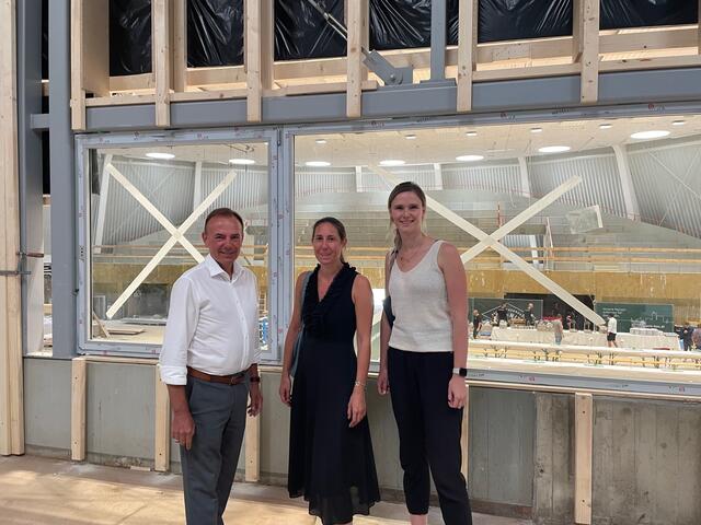 Im Sommer war hier noch Baustelle, jetzt freut sich Bezirkschef Gerald Bischof über die modernisierte und wiedereröffnete Sporthalle in Atzgersdorf. | Foto: Lisa Kammann