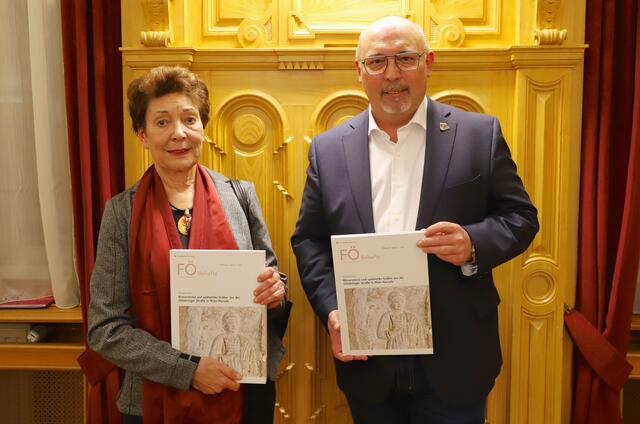 Autorin Christa Farka und Hernals Bezirksvorsteher Peter Jagsch (SPÖ) bei der Buchpräsentation im Amtshaus.