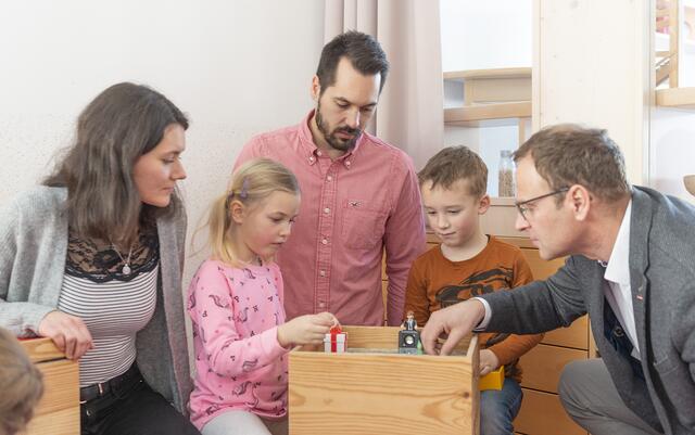 Bürgermeister Markus Schmaranzer und WKO Bezirksstellenobmann Martin Ettinger beim Testen der KET Forschungsstationen im Evangelischen Kindergarten Gosau. | Foto: Wolfgang Stadler