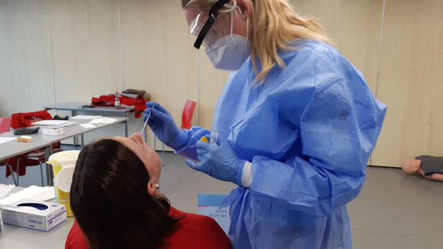 Österreich hat in der Corona-Pandemie sehr viele Tests durchgeführt. Die Kosten dafür belaufen sich bisher auf 4,8 Mrd. Euro. | Foto: Rotes Kreuz Salzburg (Symbolfoto)