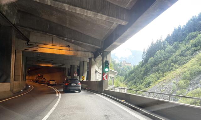 B 188 Paznauntalstraße: Im Bereich der Gfäll-Galerie wird ein Rutschhang unterhalb der Galerie gesichert.  | Foto: Othmar Kolp