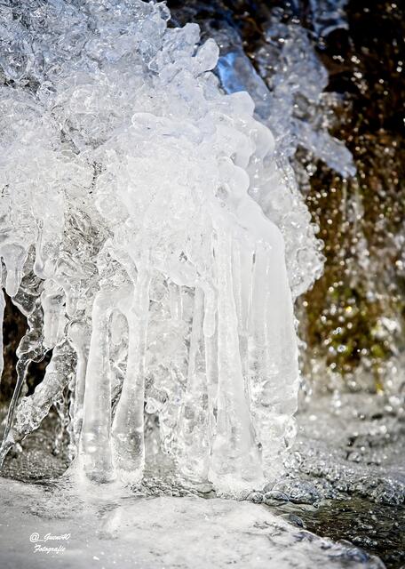 ......die Eisgebilde auf der Seite .....