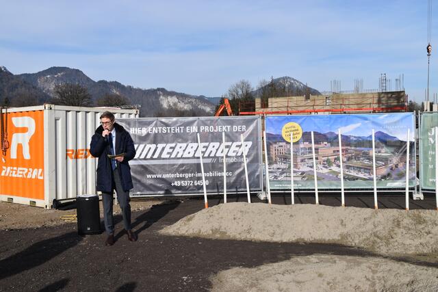 Florian Unterberger (GF Unterberger Immobilien) am Baufeld in Kiefersfelden, wo bis 2024 das Genusszentrum „Kaiserreich-Kiefersfelden” entsteht.  | Foto: Barbara Fluckinger