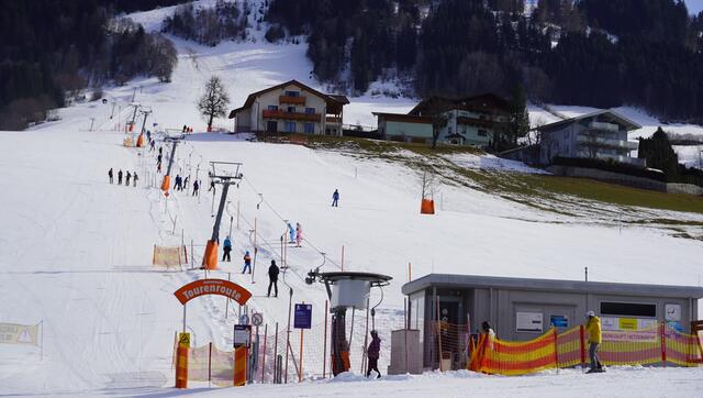 Am Hahnbaum läuft aktuell die dritte Skisaison seit Abriss des alten Sesselliftes. Der wenige Schnee stellt die Bergbahnen und die Gastronomie am St. Johanner Hausberg vor Herausforderungen. | Foto: Felix Hallinger
