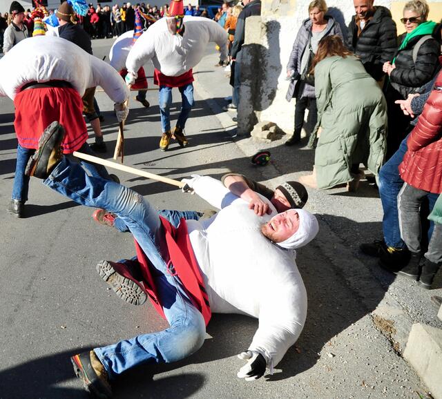 So wird's auch in Grinzens richtig gemacht: Bestens vorbereiteter Wurf und der Wampeler am Rücken! | Foto: Hassl