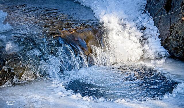 ..........die Eisdecke ist etwas gebrochen ....