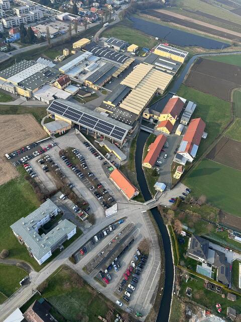 Aus der Vogelperspektive ein Blick auf die PV-Dachlandschaft und PV-Freifläche bei Roto Frank Kalsdorf. | Foto: Roto Frank