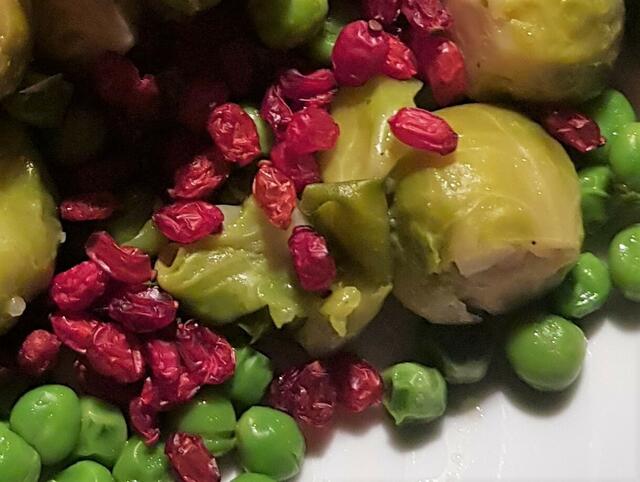 Kohlsprossen, Erbsen, Berberitzen, Granatapfelkerne