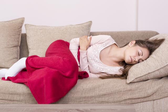 Besonders die Menstruation ist weiterhin ein Tabuthema. Dabei leiden 98 Prozent aller menstruierenden Frauen an Beschwerden, 77 Prozent leiden jedes Monat an Schmerzen. | Foto: Foto: Impact Photography / Fotolia