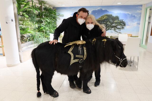 Barbara und Franz Josef Simon mit Zwergpony Emil bei ihrem Besuch im PBZ Tulln. | Foto: PBZ Tulln