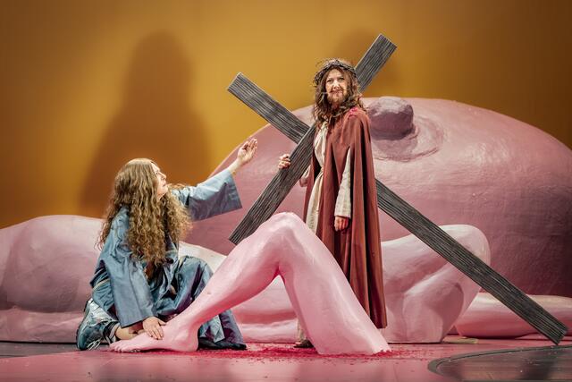 v.l. Eindrückliche Bilder: Sara Nunius und Ulrike Lasta als Schmerzensmadonna und Kreuz tragender Jesus  vor Fleisch gewordenen Hängen und Pisten.  | Foto: Birgit Gufler