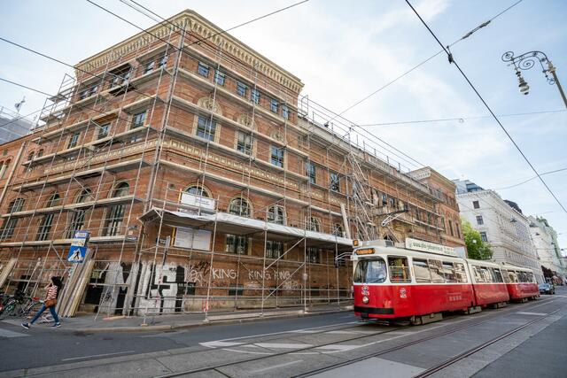 Bis vor kurzem standen noch Baugerüste vorm WUK an der Währinger Straße - jetzt steht ein anderer Abschnitt vor dem Umbau. | Foto: Franziska Liehl