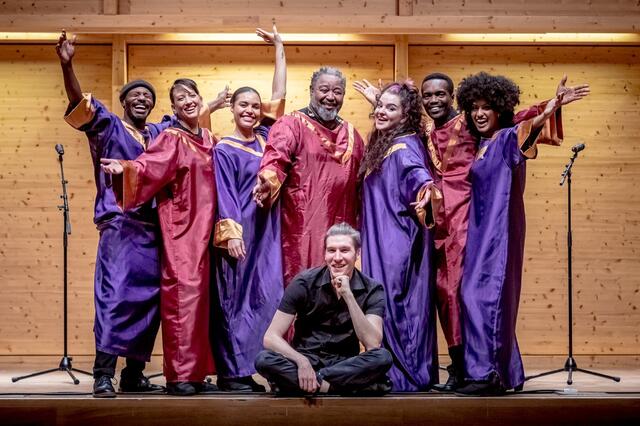 Den Gospel nach Raiding gebracht - Künstlervermittler Ivo (vorne) arbeitet seit 20 Jahren mit Big John zusammen. | Foto: Die Neugasse