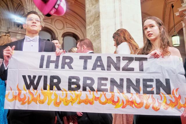 "Ihr tanzt, wir brennen" war das Motto der Klimaaktivistinnen und Klimaaktivisten am roten Teppich des Wiener Opernballs. | Foto: System Change not Climate Change