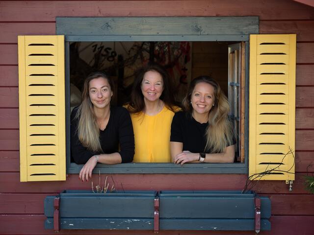 v.l.: Iris, Christine und Silvia Schweinöster präsentieren beim TAURISKA-Festival Pinzgauer Powerfrauen.  | Foto: Joachim Bergauer