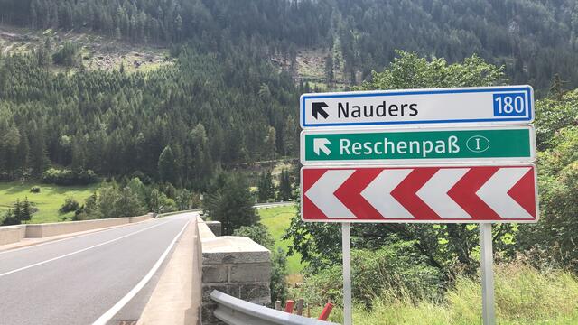 Die Vorarbeiten zur Errichtung der Kanzelgalerie im Gemeindegebiet von Pfunds auf der B 180 Reschenstraße beginnen. | Foto: Siegele