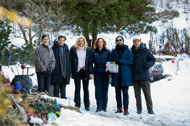 Das Landkrimi-Drehteam mit Pia Hierzegger, Fritz Karl, Producerin Gudula von Eysmondt, Jutta Fastian, Regisseur Daniel Prochaska sowie und Kameramann Andre Mayerhofer (v. l.). | Foto: ORF/Mona Film/Tivoli Film/Helga Rader