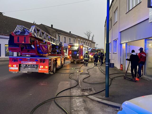 Einsatzfahrzeuge vor der betroffenen Wohnung | Foto: Foto: FF- Ober-Grafendorf