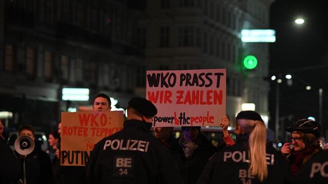 "WKO prasst, wir zahlen" lautete nur einer der Vorwürfe seitens der Klimaaktivisten. | Foto: System Change not Climate Change
