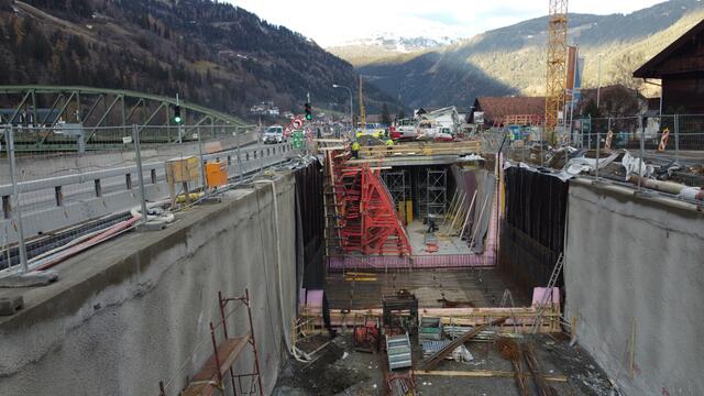 An der B 180 Reschenstraße gehen die Arbeiten an der Unterführung Prutz, die im kommenden Jahr dem Verkehr übergeben werden soll, weiter.
 | Foto: © Land Tirol