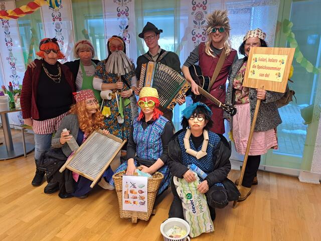 Die Putztrupp, der alles unter den Teppich kehrt, sorgte für spannende Stunden bei den Bauernhöfen. Zu Beginn besuchten sie auch das Betreuten Wohnen in Fischbach.