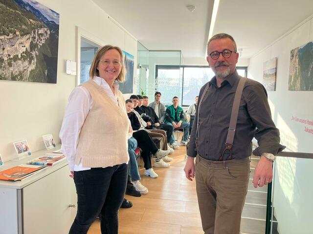 Geschäftsstellenleiter Christian Doms erzählte der zweiten Klasse Hasch, die von Professorin Christine Sandberger begleitet wurde, worauf es bei der Zeitungsproduktion ankommt. | Foto: Sandberger
