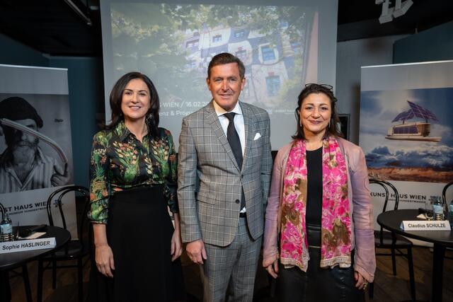 Direktorin Gerlinde-Riedl, Stadtrat Peter Hanke und Stadträtin Veronika Kaup-Hasler (v.l.) präsentierten die Neuaufstellung im Kunst Haus Wien.

 | Foto: David Bohmann