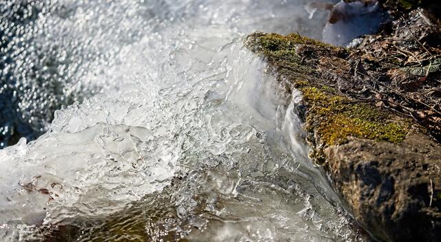 ........der Felsen wehrt alles noch ab ......