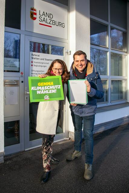 Die Grüne Landessprecherin Martina Berthold und Landesgeschäftsführer Simon Heilig-Hofbauer vor der Landeswahlbehörde. | Foto: Die Grünen