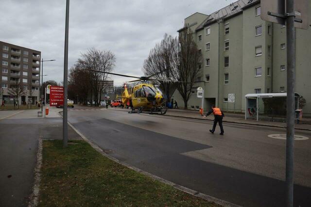 Die Frau wurde so schwer verletzt, dass sie mit dem Hubschrauber nach Wien geflogen werden musste. | Foto: Berufsfeuerwehr Linz