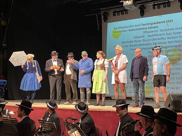 Zum Abschluss standen die Akteure noch einmal gemeinsam auf der Bühne. | Foto: Oblasser