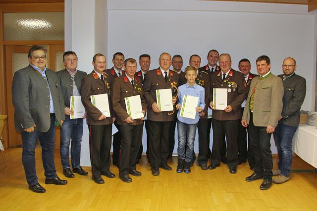 In Redleiten wurden junge wie alte Gemeindemitglieder geehrt.  | Foto: Anton Pillichshammer