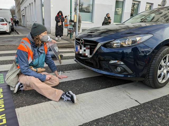 Fünfter Protesttag in Folge in Wien: "Letzte Generation AT"-Aktivisten haben Freitagfrüh die Schüttelstraße, Stadionallee und Ostautobahn stillgelegt.
