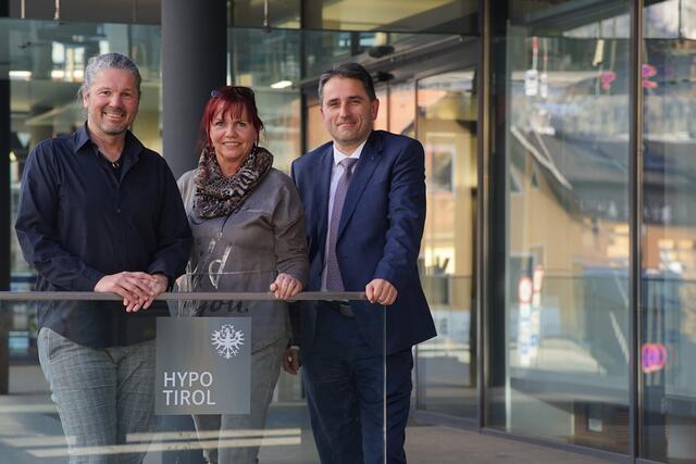 Gemeinsame Vorfreude auf eine neue Spielsaison auf einer neuen Bühne: Humiste-Obfrau Roswitha Matt mit Stellvertreter Martin Flür (l.) und Stefan Welzenberger (r.), Imster Geschäftsstellenleiter der sponsernden Hypo Tyrol Bank. | Foto: Matt