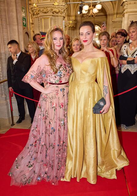 Niki Osl und Designerin Lena Hoschek in ihren Ballroben. | Foto:  Starpix / picturedesk.com