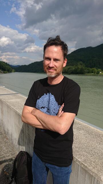 Der Linzer Grünen-Klubobmann Helge Langer befürchtet bei Lask-Spielen zukünftig ein Stau-Chaos auf der Gugl. Deshalb will er Informationen zum geplanten Verkehrskonzept. Eine Lösung könnte ein kostenloses Öffi-Ticket sein. | Foto: privat