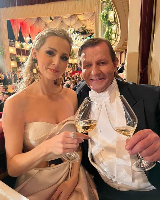 Stolz präsentierte sich Melissa mit ihrem Vater am Opernball | Foto: Facebook/ Melissa Naschenweng