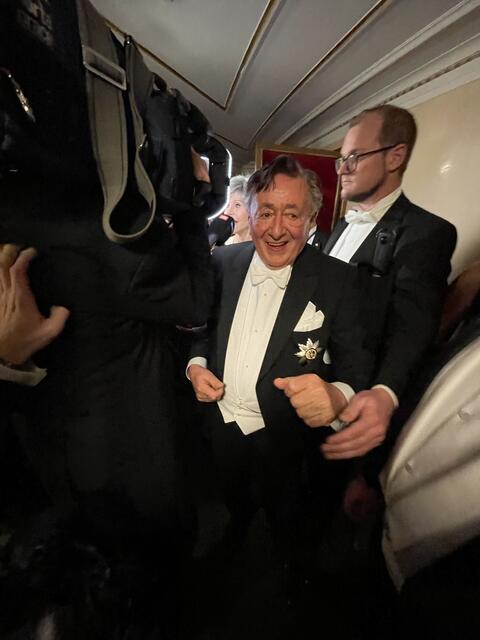 Richard Lugner geleitete seinen Gast Fonda durch die engen Gänge der Oper.  | Foto: Patricia Hillinger