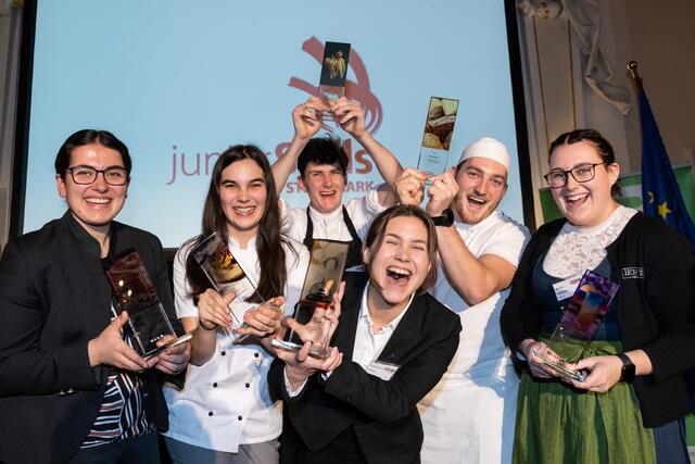 Die strahlenden Siegerinnen und Sieger (v.l.): Stefanie Reif (LFS Grottenhof, Graz), Marlena Neuhold (Koppitz GmbH, Straß), Tobias Lukas (Restaurant Terra & Mühle, Broadmoar, Stainz), Ines Freier (Hotel Ramada, Premstätten), Johannes Binder (Bäckerei Binder, Deutsch Goritz), Laura Spitzer (Hotel Teichwirt auf der Teichalm) | Foto: © Helmut Lunghammer