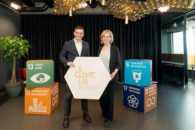 Gebhard Ottacher, Geschäftsführer des Climate Lab, mit Klimaschutzministerin Leonore Gewessler (Grüne). | Foto: Climate Lab