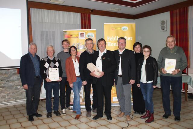 Der Obmann des Bienenzuchtvereins Feldbach, Alois Rauch, wurde für 20 Jahre an der Spitze ausgezeichnet. | Foto: BVZ Feldbach